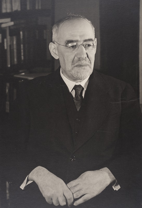 Leo Baeck in seiner Bibliothek in Berlin