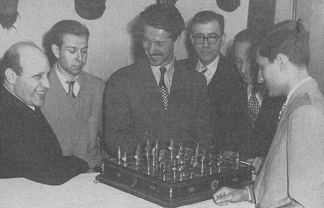 Julius Carlebach, Arturo Pomar, Svetozar Gligorich, Albrecht Buschke, Edward Lasker und Larry Evans mit Schachbrett (v. l. n. r.), 1952