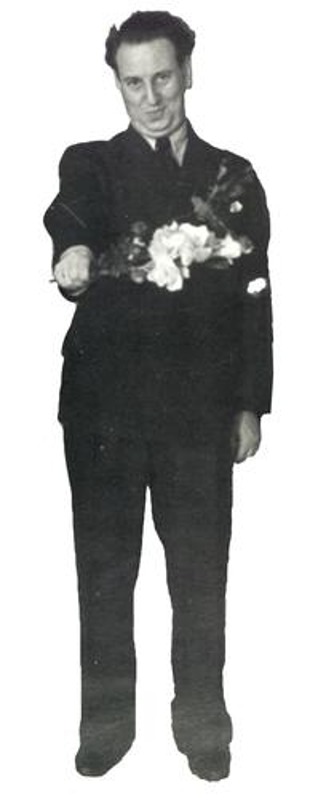 Max Ehrlich mit Blumenstrauss, aufgenommen im Gefangenencabaret im Konzentrationslager Westerbork