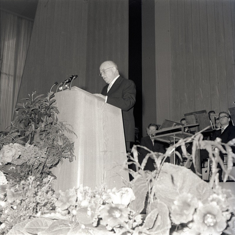 Ernst Fraenkel während einer unbekannten Veranstaltung im Audimax des Henry-Ford-Baus