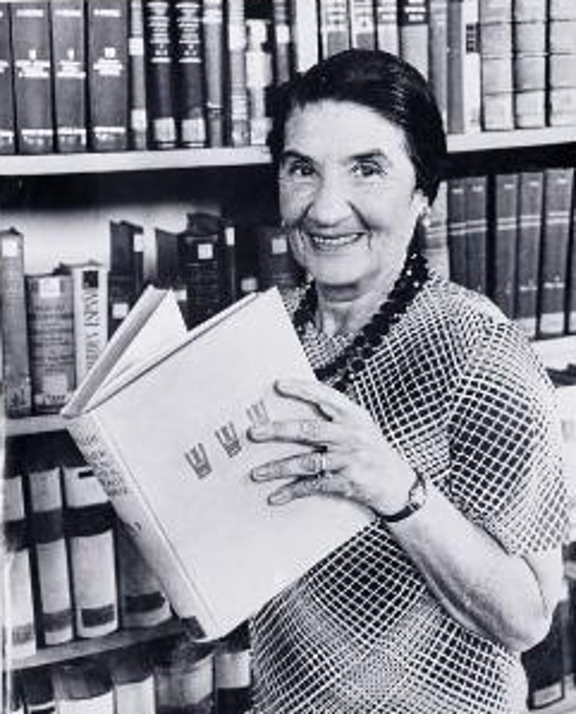 Ilse Blumenthal-Weiss pictured with books, undatiert