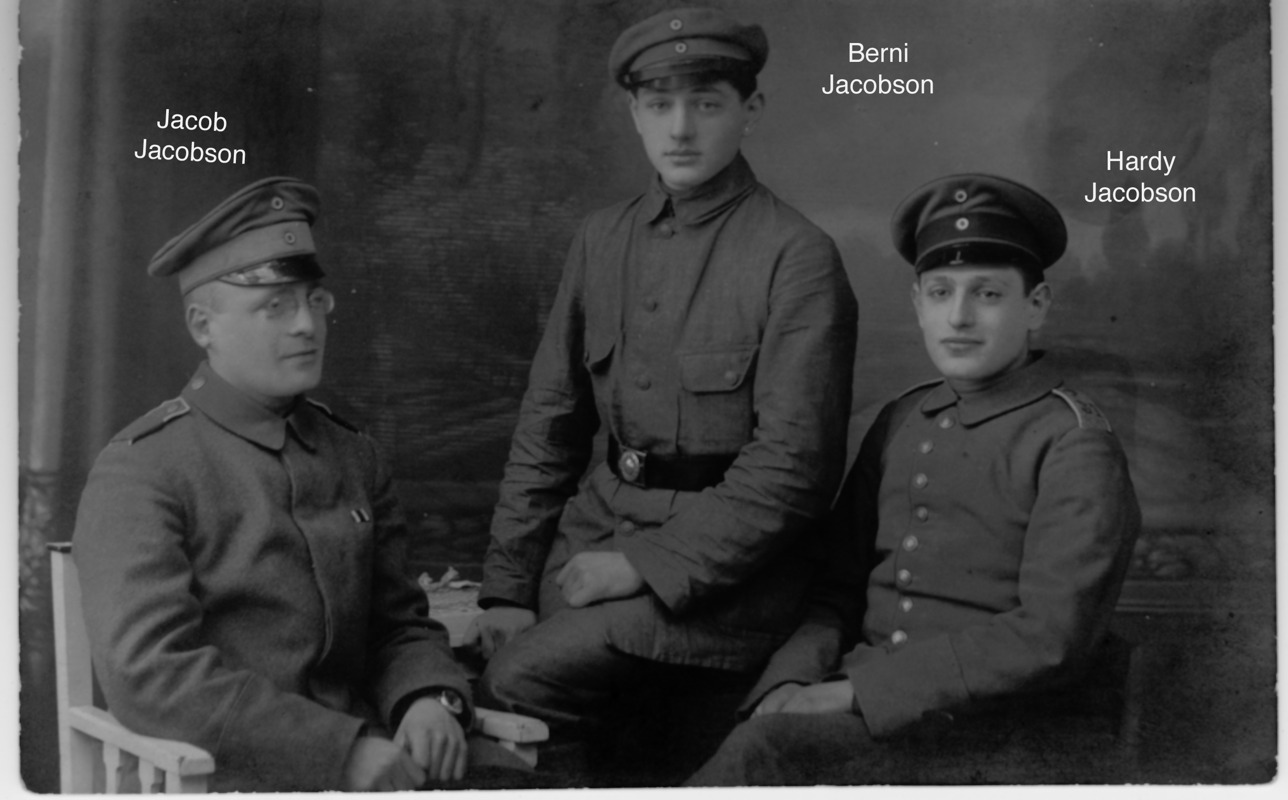 Jacob Jacobson mit seinen Brüdern Berni und Hardy, aus dem Album der Familie Jacobson