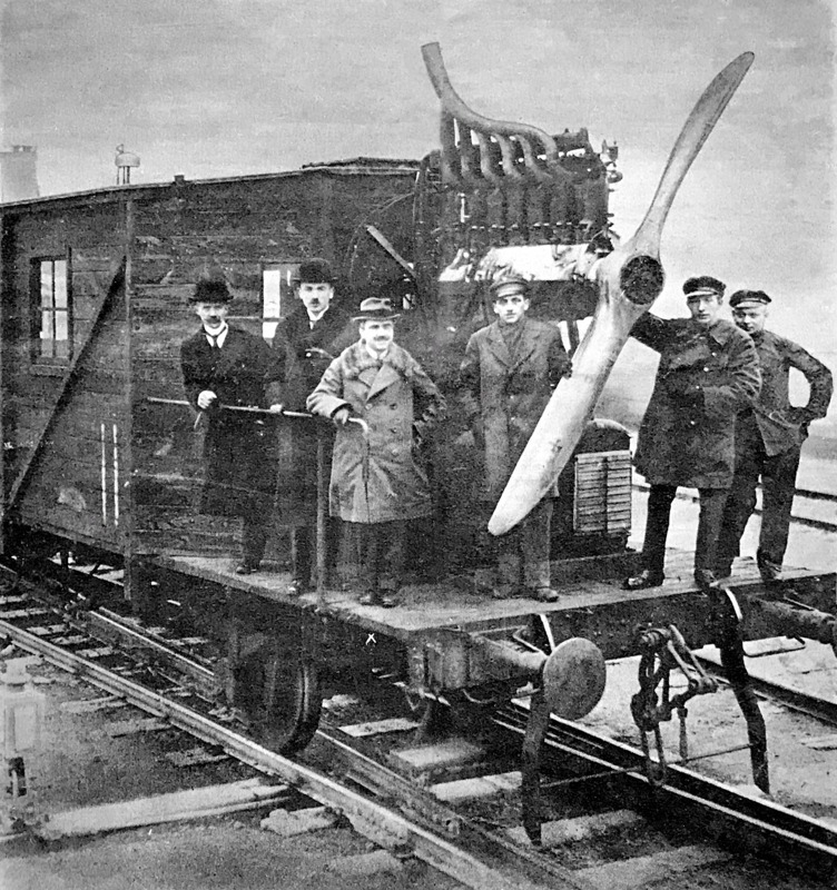 Otto Steinitz (Bildmitte, mit hellem Mantel und Hut) auf dem von ihm konstruierten Dringos